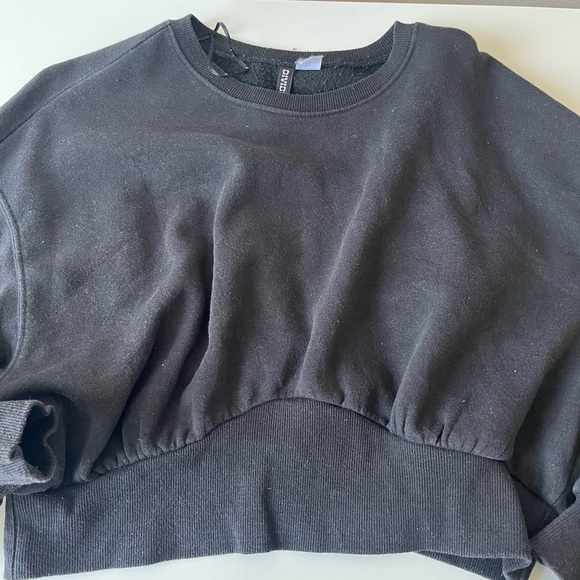 Cropped black H&M sweater - Picture 2 of 4